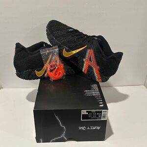 JA 3 ‘NY vs NY’ (IM0464-001) Sz: 16 **MISSING LID**